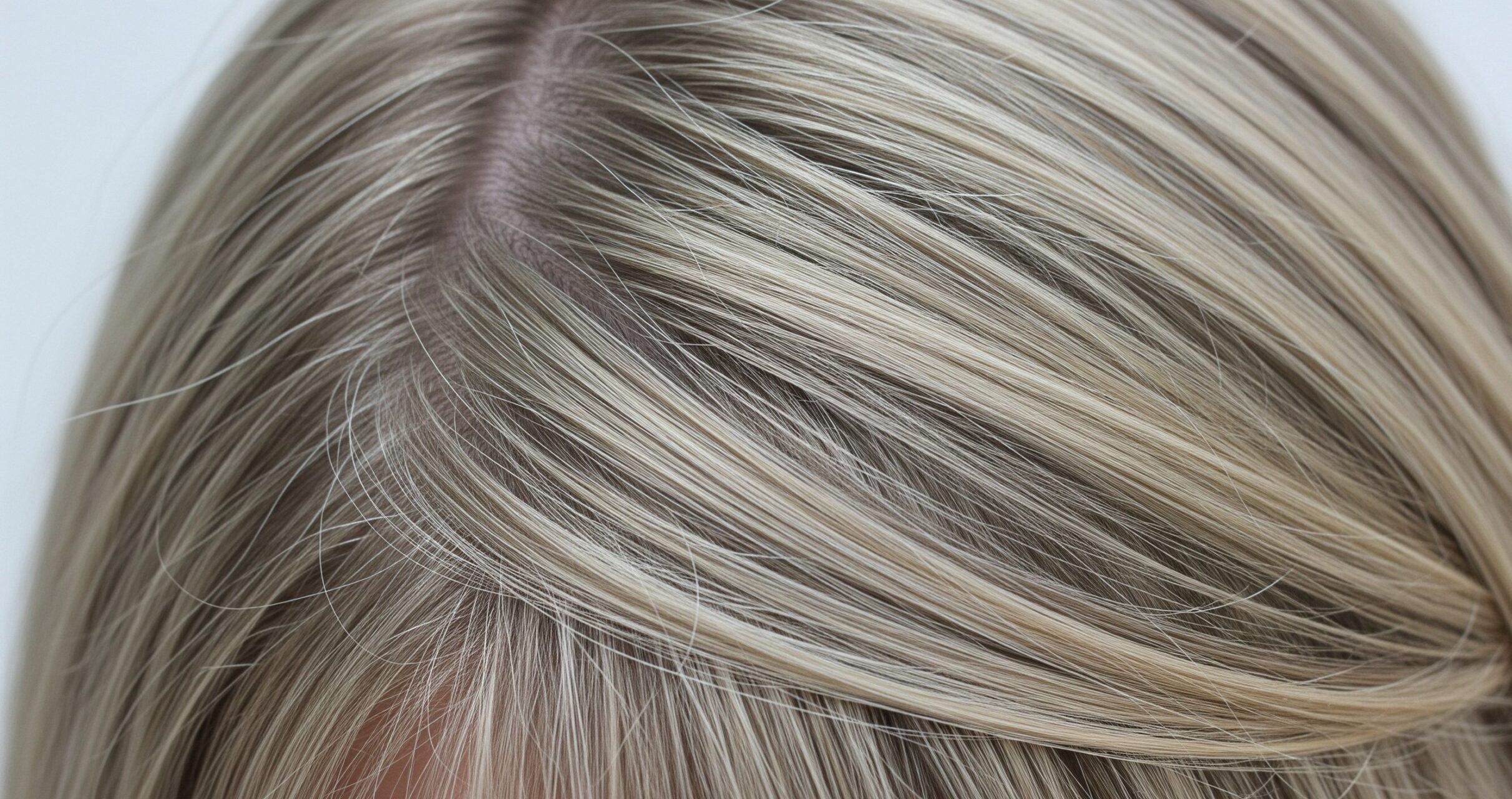 ミルクティベージュのヘアカラーにハイライトが自然に溶け込み、白髪を目立たなくしている髪の様子